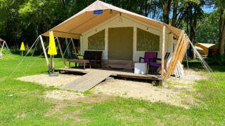 Tienda tipo safari Lodgetent St. Emilion Deluxe en La Draille, Francia, con terraza y muebles exteriores.