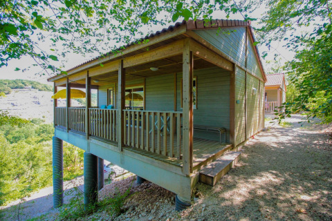 Chalet Belvedere Deluxe en La Draille, Francia, una cabaña elevada de madera rodeada de naturaleza.