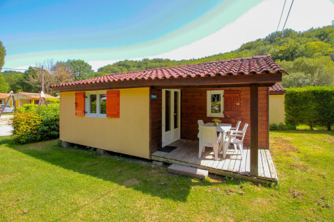 Casa de campo Chalet Borrèze en La Draille, Francia, con terraza cubierta y jardín verde y soleado.