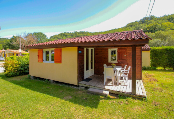 Casa de campo Chalet Borrèze en La Draille, Francia, con terraza cubierta y jardín verde y soleado.