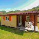 Billede af Chalet Borrèze-lodge ved La Draille i Frankrig med terrasse, spisebord og grøn have.