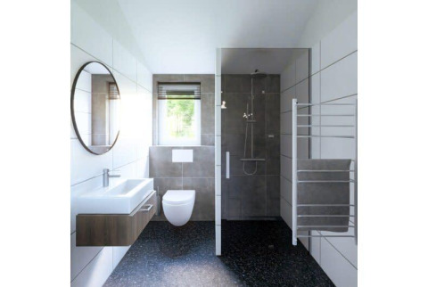 Modern lodgebadkamer met wandcloset, wastafel, inloopdouche en groot raam, recht van voren bekeken.