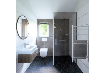 Modern lodgebadkamer met wandcloset, wastafel, inloopdouche en groot raam, recht van voren bekeken.
