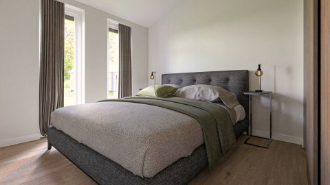 Moderne slaapkamer in een lodge met grote ramen, grijs bed, minimalistisch ingericht en houten vloer.
