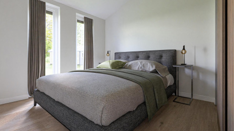Dormitorio moderno en una cabaña con grandes ventanas, cama gris, diseño minimalista y pisos de madera.