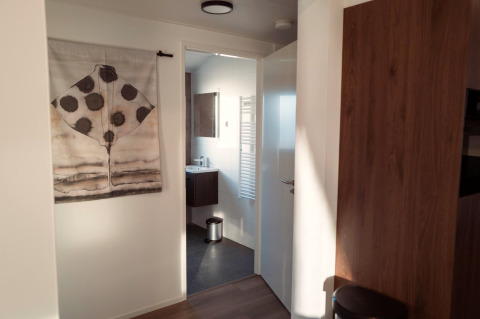 Ingang naar de badkamer in Hackfort MIVA-lodge aan de Biggesee, Duitsland, met modern interieur.