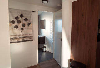 Ingang naar de badkamer in Hackfort MIVA-lodge aan de Biggesee, Duitsland, met modern interieur.