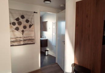 Entrada al baño en Hackfort MIVA lodge en Biggesee, Alemania, con diseño interior moderno y acogedor.