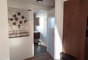 Ingang naar de badkamer in Hackfort MIVA-lodge aan de Biggesee, Duitsland, met modern interieur.