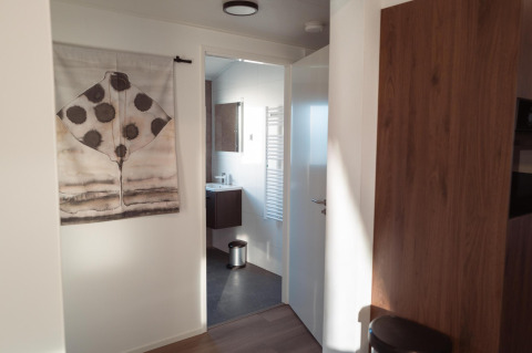 Entrada al baño en Hackfort MIVA lodge en Biggesee, Alemania, con diseño interior moderno y acogedor.