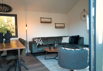 Moderne woonkamer in de Hackfort-lodge aan de Biggesee, Duitsland, met hoekzetel en stijlvol interieur.