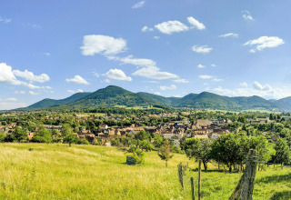Panoramablick auf die Umgebung von Wasselonne in Grand Est, Frankreich, mit grünen Hügeln und Stadtansicht.