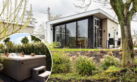 Nature Lodge Wellness (Spa) al Park Westerkogge nei Paesi Bassi con lodge moderno e vasca idromassaggio esterna.