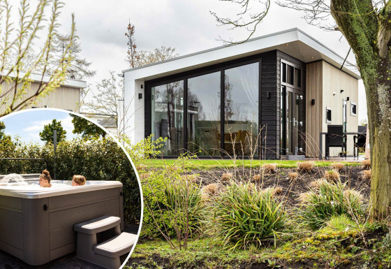 Nature Lodge Wellness (Spa) im Park Westerkogge, Niederlande, mit moderner Hütte und Whirlpool im Freien.