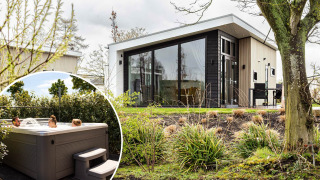 Nature Lodge Wellness (Spa) bij Park Westerkogge in Nederland, met moderne lodge en buitenjacuzzi afgebeeld.