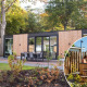 Udendørs billede af Waterhoeve Wellness-lodgen med moderne design og hyggelig privat hottub i naturen.