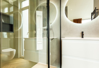 Modern badkamerinterieur bij Waterhoeve Wellness (Hottub), Park Westerkogge, Nederland, eigentijdse stijl.