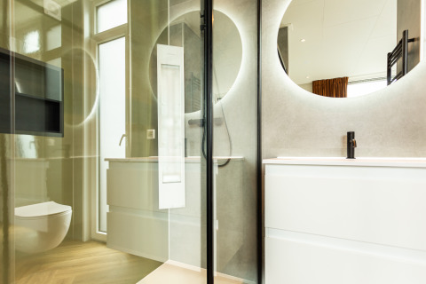 Moderne badeværelse på Waterhoeve Wellness (Hottub), Park Westerkogge, Holland med elegant indretning.