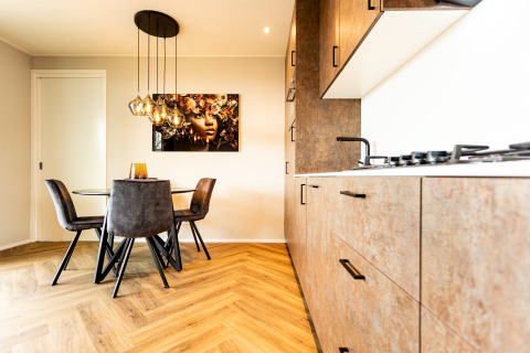 Moderne eetkamer en keuken in Waterhoeve Wellness (Hottub) lodge in Park Westerkogge, Nederland.