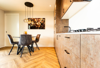 Moderne eetkamer en keuken in Waterhoeve Wellness (Hottub) lodge in Park Westerkogge, Nederland.