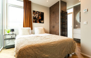 Dormitorio moderno en Waterhoeve Wellness (Hottub) en Park Westerkogge, Países Bajos, con cama acogedora y baño privado.