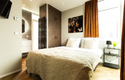 Dormitorio luminoso en Waterhoeve Wellness (Hottub) en Park Westerkogge, Países Bajos, con decoración moderna.