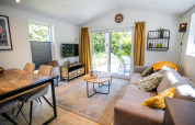 Sala de Forest Lodge Comfort en Bospark Markelo, Países Bajos, con decoración acogedora y vista al jardín.