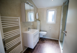 Modernes Badezimmer in der Forest Lodge Comfort im Bospark Markelo, Niederlande, mit Dusche und WC.