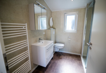 Bagno moderno alla Forest Lodge Comfort, Bospark Markelo, Paesi Bassi, con doccia, WC e lavabo.