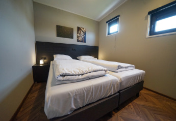 Slaapkamer met twee eenpersoonsbedden bij Just Nature lodge in De Utrechtse Heuvelrug, Nederland, modern.