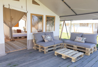 Zona exterior con muebles de palets en la Safari Tent Lodge, TinyParks Cast Away en los Países Bajos.