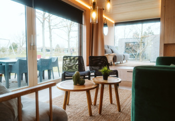 Woonkamer in Ark Shelter, natuurhuisje in vakantiepark De Klepperstee, met modern interieur en grote ramen.