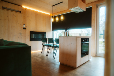 Moderne, minimalistische houten inrichting in Ark Shelter, natuurhuis op vakantiepark De Klepperstee, Nederland.