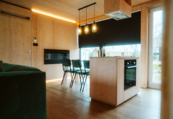Moderne, minimalistische houten inrichting in Ark Shelter, natuurhuis op vakantiepark De Klepperstee, Nederland.