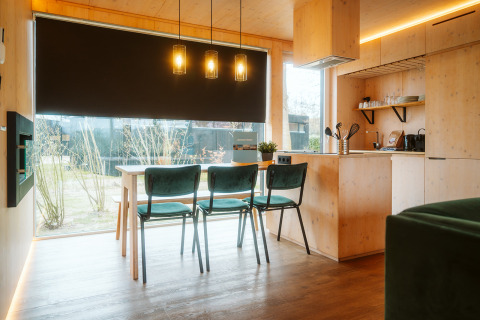 Moderne keuken en eethoek met houtdecor in Ark Shelter, Holiday park De Klepperstee, Nederland.