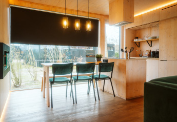 Moderne køkken og spiseplads med træfinish på Ark Shelter i Holiday park De Klepperstee, Holland.