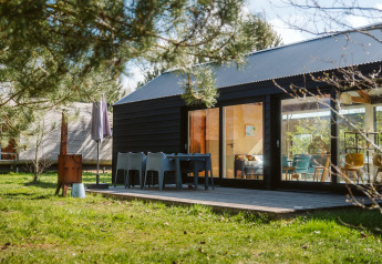 Buitenterras bij t Kroaje lodge op vakantiepark De Klepperstee, Nederland, met stoelen en natuurzicht.