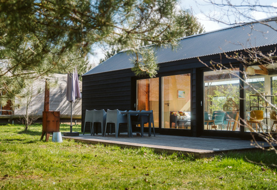Buitenterras bij t Kroaje lodge op vakantiepark De Klepperstee, Nederland, met stoelen en natuurzicht.