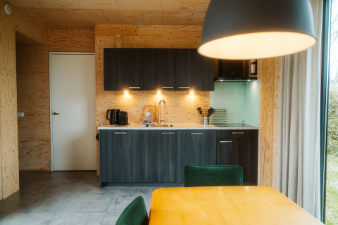 Moderne køkkeninteriør i træhytte på Holiday park De Klepperstee, Kleproos lodge, Nederlandene.