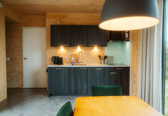 Moderne køkkeninteriør i træhytte på Holiday park De Klepperstee, Kleproos lodge, Nederlandene.
