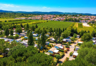 Vista aerea di Camping Seasonova Ensoya, villaggio vacanze in Occitania, Francia, circondato dal verde.
