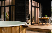 Bain à remous extérieur et terrasse avec verre de vin à Wellness Boutique, Holiday Park Mölke, Pays-Bas.