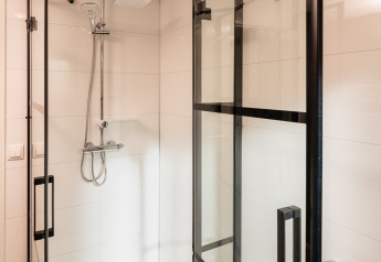 Moderne douchecabine met glazen deuren en regendouche in de Wellness Boutique, Holiday Park Mölke, Nederland.