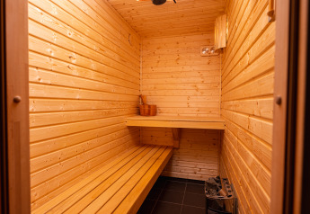 Binnenzicht van een moderne houten sauna in Wellness Boutique bij Holiday Park Mölke, Nederland.