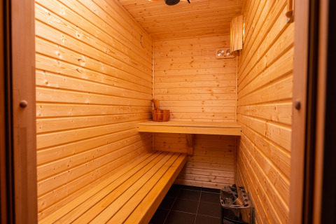 Vue intérieure d’un sauna moderne en bois à Wellness Boutique au Holiday Park Mölke, aux Pays-Bas.