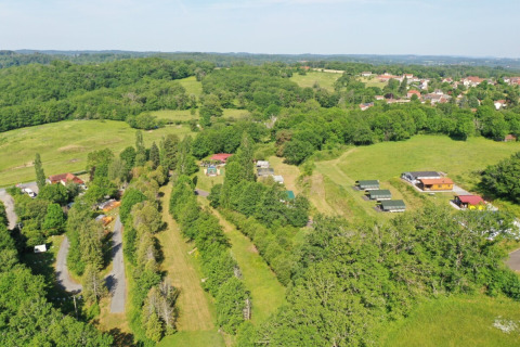 Vista aerea di Camping La Perle, un parco vacanze circondato da campi in Nouvelle-Aquitaine, Francia.