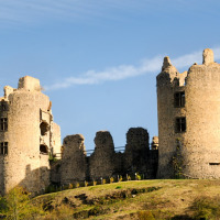 Ruinerne af et middelalderslot i Saint-Médard-la-Rochette, Nouvelle-Aquitaine, Frankrig, badet i sollys.