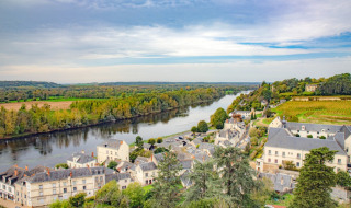 Panoramisk udsigt over landsby, flod og frodigt landskab nær Saint-Médard-la-Rochette i Nouvelle-Aquitaine.