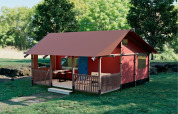 Wander Lodge bij Holiday park De Boshoek in Nederland, met veranda en zomers groen omringend landschap.
