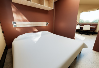 Modern slaapkamer in Wander Lodge aan Holiday park De Boshoek, met zicht naar de eetruimte toe.